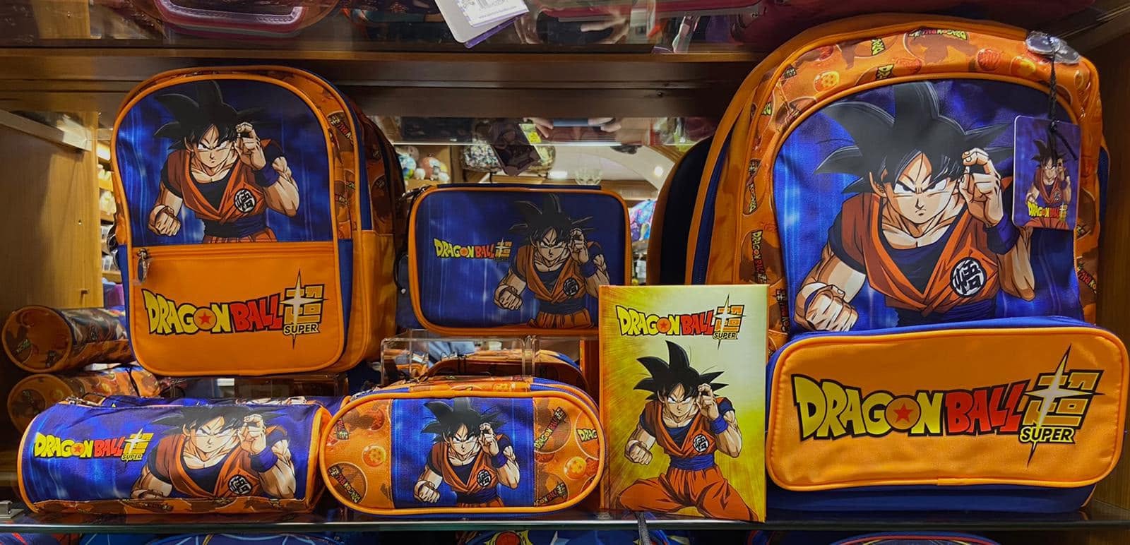 Zaini, astucci e quaderni Dragon Ball esposti nel negozio