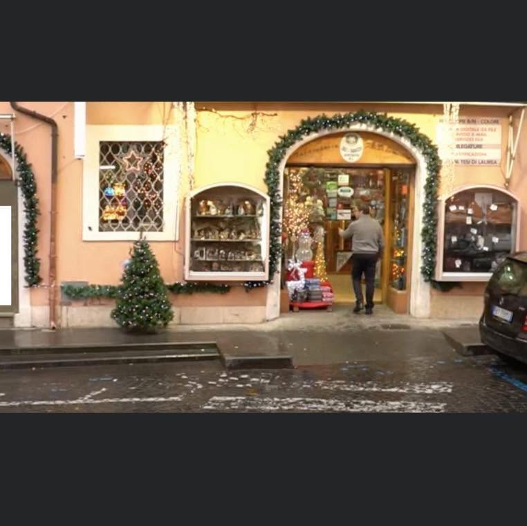 Ingresso di F.lli Di Bernardino a Marino decorato per Natale